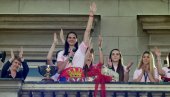 ГРАДОНАЧЕЛНИК РАДОЈИЧИЋ: Спектакуларан дочек кошаркашица, баш какав оне и заслужују! ГРАДОНАЧЕЛНИК РАДОЈИЧИЋ: Спектакуларан дочек кошаркашица, баш какав оне и заслужују!