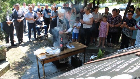 СЕМБЕРИЈА ПАМТИ НАЈБОЉЕ СИНОВЕ: Обележен Видовдан у Средњем Драгаљевцу СЕМБЕРИЈА ПАМТИ НАЈБОЉЕ СИНОВЕ: Обележен Видовдан у Средњем Драгаљевцу