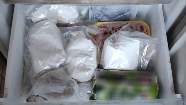 АКЦИЈА БЕОГРАДСКЕ ПОЛИЦИЈЕ: Претресли стан на Чукарици - заплењене велике количине дроге АКЦИЈА БЕОГРАДСКЕ ПОЛИЦИЈЕ: Претресли стан на Чукарици - заплењене велике количине дроге