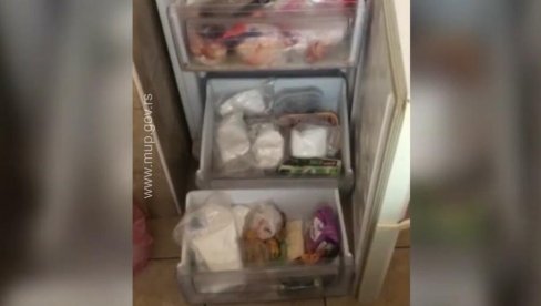 POGLEDAJTE AKCIJU POLICIJE U BEOGRADU: Upali u stan na Čukarici - droga bila sakrivena u zamrzivaču (VIDEO) POGLEDAJTE AKCIJU POLICIJE U BEOGRADU: Upali u stan na Čukarici - droga bila sakrivena u zamrzivaču (VIDEO)