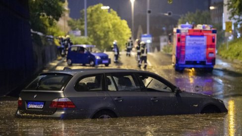 STRAVIČNO NEVREME POGODILO NEMAČKU: Vetar odneo statue i krov opere u Štutgartu (FOTO) STRAVIČNO NEVREME POGODILO NEMAČKU: Vetar odneo statue i krov opere u Štutgartu (FOTO)