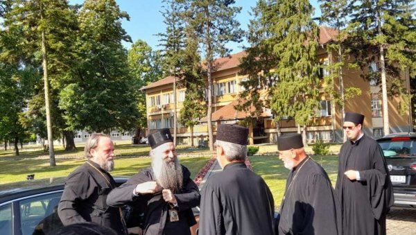 ПАТРИЈАРХ ОХРАБРИО ШТИЋЕНИКЕ, ОБИШАО И НОВИ ХРАМ: Порфирије у посети Васпитно-поправном дому у Крушевцу (ФОТО) ПАТРИЈАРХ ОХРАБРИО ШТИЋЕНИКЕ, ОБИШАО И НОВИ ХРАМ: Порфирије у посети Васпитно-поправном дому у Крушевцу (ФОТО)