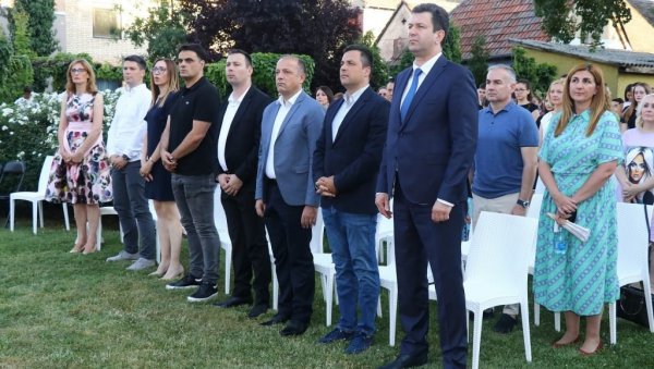 УСПЕХ ГРАД ПРАТИ: Градоначелник Шапца са најбољим ђацима УСПЕХ ГРАД ПРАТИ: Градоначелник Шапца са најбољим ђацима
