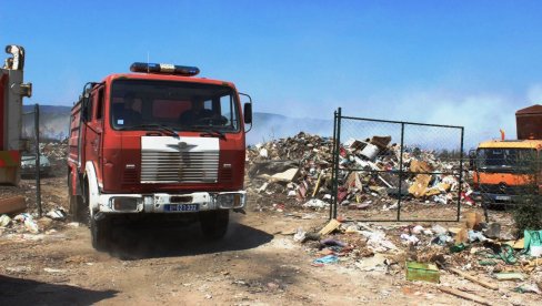 GAŠENJE POŽARA NA DEPONIJI KOD PARAĆINA: Angažovana dodatna mehanizacija kako bi se ugasio plamen (FOTO) GAŠENJE POŽARA NA DEPONIJI KOD PARAĆINA: Angažovana dodatna mehanizacija kako bi se ugasio plamen (FOTO)