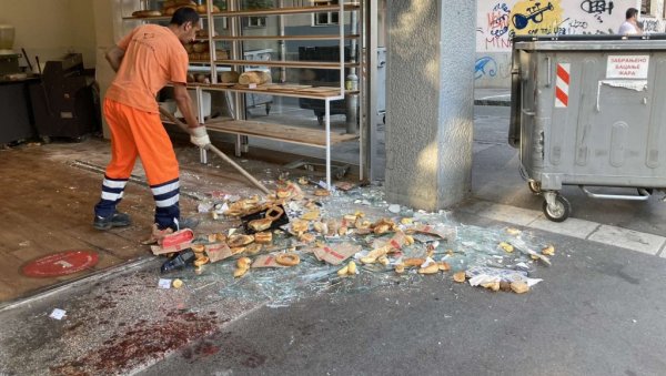 ПРВИ СНИМЦИ СА МЕСТА САОБРАЋАЈНЕ НЕСРЕЋЕ НА ВРАЧАРУ: Мотором се закуцао у пекару - крв и пециво на све стране (ВИДЕО) ПРВИ СНИМЦИ СА МЕСТА САОБРАЋАЈНЕ НЕСРЕЋЕ НА ВРАЧАРУ: Мотором се закуцао у пекару - крв и пециво на све стране (ВИДЕО)