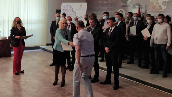 ЗБОГ НЕСПОСОБНОСТИ БЕЗ ДРЖАВНЕ ПОМОЋИ: Пројекат Замене столарије - Некима проблем процедуре, а неки чекају још повољније услове ЗБОГ НЕСПОСОБНОСТИ БЕЗ ДРЖАВНЕ ПОМОЋИ: Пројекат Замене столарије - Некима проблем процедуре, а неки чекају још повољније услове
