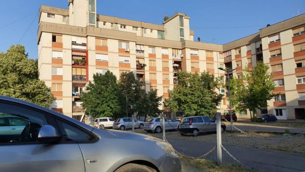 И БИВШУ ТУКАО И ВЕЗИВАО : После трочасовне породичне драме у Беочину, П. Б. (37) одведен у болницу И БИВШУ ТУКАО И ВЕЗИВАО : После трочасовне породичне драме у Беочину, П. Б. (37) одведен у болницу