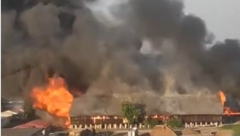VELIKI POŽAR U HRVATSKOJ: Gori skladište ( VIDEO) VELIKI POŽAR U HRVATSKOJ: Gori skladište ( VIDEO)