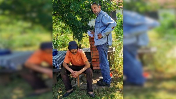 САВАН ЋУТИ, А БРАТА ЛОМИ БРИГА: Репортери Новости у кући Бранислава Савића, прозваног за сексуално узнемиравање у Петници САВАН ЋУТИ, А БРАТА ЛОМИ БРИГА: Репортери Новости у кући Бранислава Савића, прозваног за сексуално узнемиравање у Петници