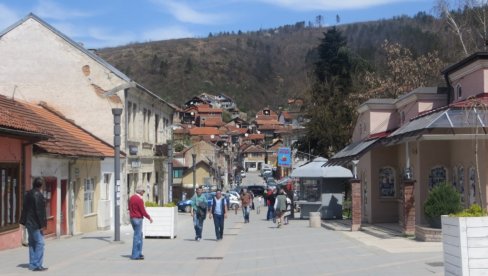 JOŠ JEDNA OPŠTINA DONELA VAŽNU ODLUKU: Posle Vranjske Banje, besplatne knjige za školarce u Surdulici JOŠ JEDNA OPŠTINA DONELA VAŽNU ODLUKU: Posle Vranjske Banje, besplatne knjige za školarce u Surdulici