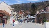 ОСУМЊИЧЕНА ЗА КРАЂУ ТЕПИХА И ЗАВЕСА: Ухапшена Сурдуличанка