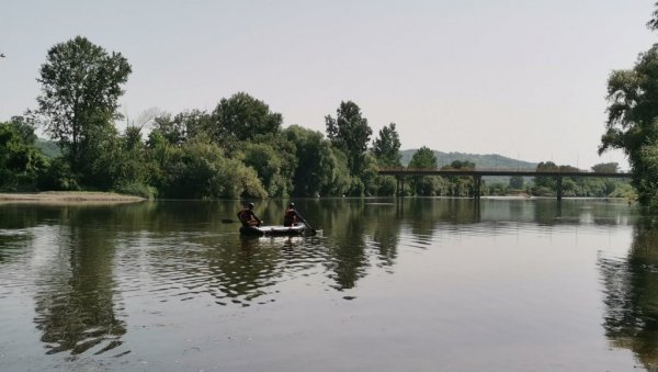 СПАСИОЦИ ТРАГАЈУ ЗА ВЕЛИБОРОВИМ ТЕЛОМ: Дошао да се расхлади на реци, па нестао под водом (ВИДЕО) СПАСИОЦИ ТРАГАЈУ ЗА ВЕЛИБОРОВИМ ТЕЛОМ: Дошао да се расхлади на реци, па нестао под водом (ВИДЕО)