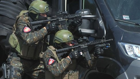 AKCIJA SRPSKE POLICIJE: Na teritoriji centralne Srbije uhapsili do zuba naoružane Kurtijeve specijalce AKCIJA SRPSKE POLICIJE: Na teritoriji centralne Srbije uhapsili do zuba naoružane Kurtijeve specijalce