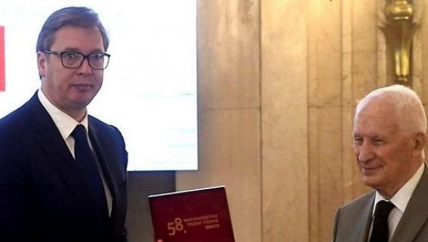 ВУЧИЋ НА ИНСТАГРАМУ О ЗЛАТНОЈ ПЛАКЕТИ НОВОСТИ: Ово је признање за све полицајце, војнике, лекаре, службенике, за све оне који су се борили ВУЧИЋ НА ИНСТАГРАМУ О ЗЛАТНОЈ ПЛАКЕТИ НОВОСТИ: Ово је признање за све полицајце, војнике, лекаре, службенике, за све оне који су се борили