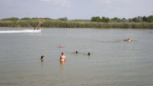 ОВО ЈЕ БАРА У КОЈОЈ СЕ УТОПИЛА ДЕВОЈЧИЦА (9): Нова трагедија на српским купалиштима, шокирани грађани извукли тело на обалу ОВО ЈЕ БАРА У КОЈОЈ СЕ УТОПИЛА ДЕВОЈЧИЦА (9): Нова трагедија на српским купалиштима, шокирани грађани извукли тело на обалу
