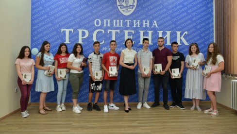 ONI SU PONOS TRSTENIKA: Dvanaest najboljih đaka na svečanom prijemu u opštini, njihove fotografije će krasiti grad (FOTO) ONI SU PONOS TRSTENIKA: Dvanaest najboljih đaka na svečanom prijemu u opštini, njihove fotografije će krasiti grad (FOTO)