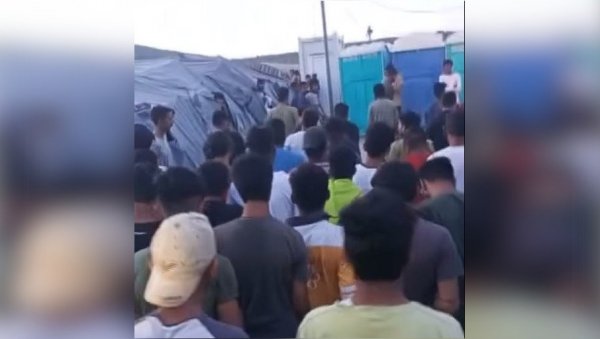 ПРОНАЂЕН МРТАВ МИГРАНТ, ОСТАЛИ НАПАЛИ ПОЛИЦИЈУ: Хаос у кампу Липа, има повређених (ВИДЕО) ПРОНАЂЕН МРТАВ МИГРАНТ, ОСТАЛИ НАПАЛИ ПОЛИЦИЈУ: Хаос у кампу Липа, има повређених (ВИДЕО)