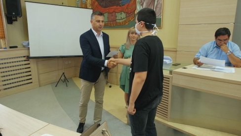 NAGRADE UČESNICIMA REPUBLIČKIH TAKMIČENJA: U Pirotu prijem za najbolje đake NAGRADE UČESNICIMA REPUBLIČKIH TAKMIČENJA: U Pirotu prijem za najbolje đake