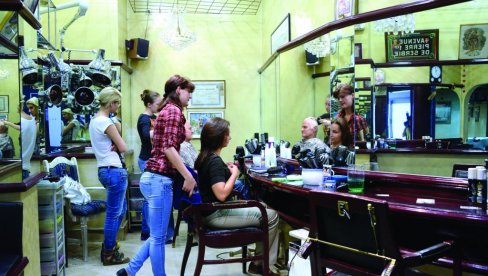 POSKUPELI SALONI ZA NEGU KOSE: Brdo para za jednu frizuru POSKUPELI SALONI ZA NEGU KOSE: Brdo para za jednu frizuru