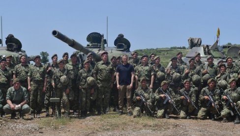 ВОЈСКА ЈАЧА ЗА 4.300 ВОЈНИКА: Министар Стефановић – Поносан сам на оне који су посветили живот одбрани отаџбине ВОЈСКА ЈАЧА ЗА 4.300 ВОЈНИКА: Министар Стефановић – Поносан сам на оне који су посветили живот одбрани отаџбине