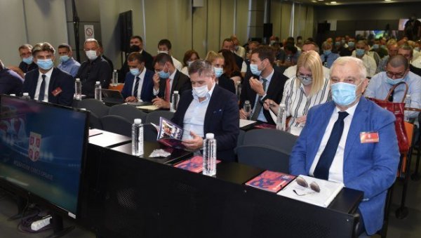 ТОЛЕ КАРАЏИЋ О ПРЕУЗИМАЊУ ФСС: Године нису битне, погледајте првог човека француског фудбала ТОЛЕ КАРАЏИЋ О ПРЕУЗИМАЊУ ФСС: Године нису битне, погледајте првог човека француског фудбала