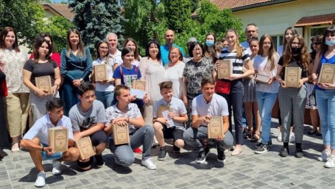 ПРИЈЕМ ЗА ЂАКЕ ГЕНЕРАЦИЈЕ И ВУКОВЦЕ: Новчане награде и поклони од председнице општине Алибунар ПРИЈЕМ ЗА ЂАКЕ ГЕНЕРАЦИЈЕ И ВУКОВЦЕ: Новчане награде и поклони од председнице општине Алибунар