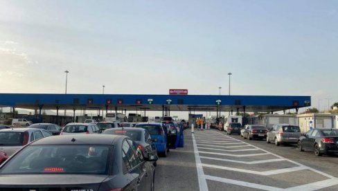 ВЕЛИКЕ КОЛОНЕ НА ГРАНИЦИ: Срби који су из Грчке кренули кући на Прешеву чекају више од једног сата (ФОТО) ВЕЛИКЕ КОЛОНЕ НА ГРАНИЦИ: Срби који су из Грчке кренули кући на Прешеву чекају више од једног сата (ФОТО)