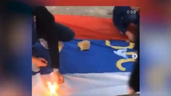 СРАМНО: Албански вандали објавили снимак паљења заставе СПЦ на друштвеним мрежама (ВИДЕО) СРАМНО: Албански вандали објавили снимак паљења заставе СПЦ на друштвеним мрежама (ВИДЕО)