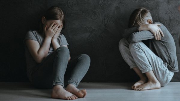 ДЕЦА ЖИВЕ КАО У КАВЕЗУ, УЗ СМРАД УРИНА И ФЕКАЛИЈА: У социјалним установама уочили драстично занемаривање ДЕЦА ЖИВЕ КАО У КАВЕЗУ, УЗ СМРАД УРИНА И ФЕКАЛИЈА: У социјалним установама уочили драстично занемаривање