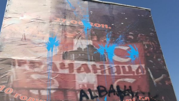 ГРАФИТ “АЛБАНИЈА УЧК” НА БИЛБОРДУ: Нова провокација Албанаца у Грачаници ГРАФИТ “АЛБАНИЈА УЧК” НА БИЛБОРДУ: Нова провокација Албанаца у Грачаници