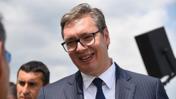 МОЋНА ПОРУКА ПРЕДСЕДНИКА ВУЧИЋА: Путеви нас спајају и воде у бољу Србију (ВИДЕО) МОЋНА ПОРУКА ПРЕДСЕДНИКА ВУЧИЋА: Путеви нас спајају и воде у бољу Србију (ВИДЕО)