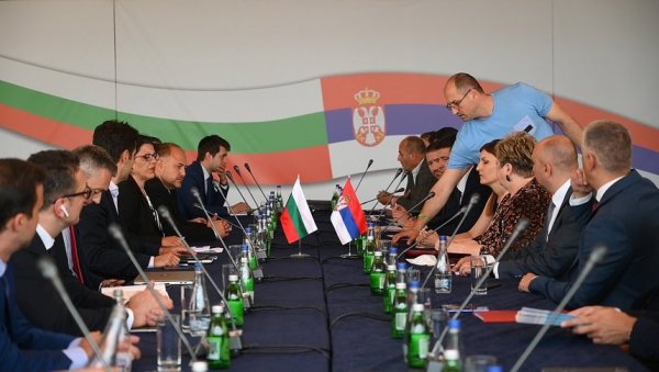 УНАПРЕДИТИ САРАДЊУ СТАРУ 140 ГОДИНА: У Димитровграду одржан састанак министара привреде Србије и Бугрске (ФОТО) УНАПРЕДИТИ САРАДЊУ СТАРУ 140 ГОДИНА: У Димитровграду одржан састанак министара привреде Србије и Бугрске (ФОТО)
