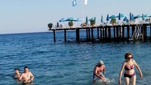 БЕЗ МАСКЕ САМО НА ПЛАЖУ: Турски хотелијери, превентивним мерама, све чине да сачувају здравље гостију (ФОТО) БЕЗ МАСКЕ САМО НА ПЛАЖУ: Турски хотелијери, превентивним мерама, све чине да сачувају здравље гостију (ФОТО)