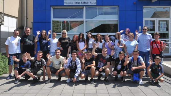 ТЕК СЕ СРЕЛИ, А КАО ДА СЕ ЗНАЈУ 100 ГОДИНА: Гости одушевљени дочеком, а домаћини нестрпљиви да им представе свој град (ФОТО) ТЕК СЕ СРЕЛИ, А КАО ДА СЕ ЗНАЈУ 100 ГОДИНА: Гости одушевљени дочеком, а домаћини нестрпљиви да им представе свој град (ФОТО)