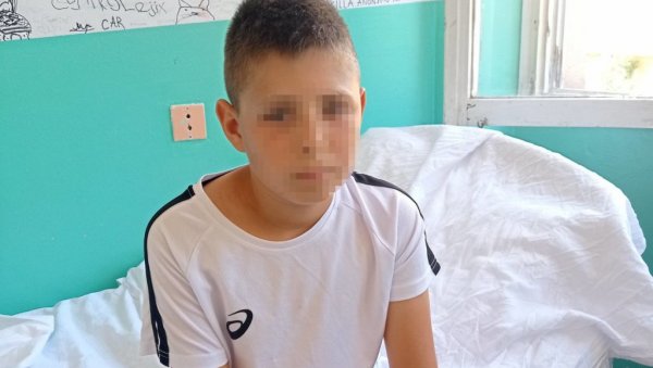 ДЕЧАК НИКОЛА КОГ СУ ПРЕТУКЛИ АЛБАНЦИ ЗА НОВОСТИ: Ишао сам са браћом и напали су нас - бацили ме на земљу и ударали, уплашио сам се (ВИДЕО) ДЕЧАК НИКОЛА КОГ СУ ПРЕТУКЛИ АЛБАНЦИ ЗА НОВОСТИ: Ишао сам са браћом и напали су нас - бацили ме на земљу и ударали, уплашио сам се (ВИДЕО)