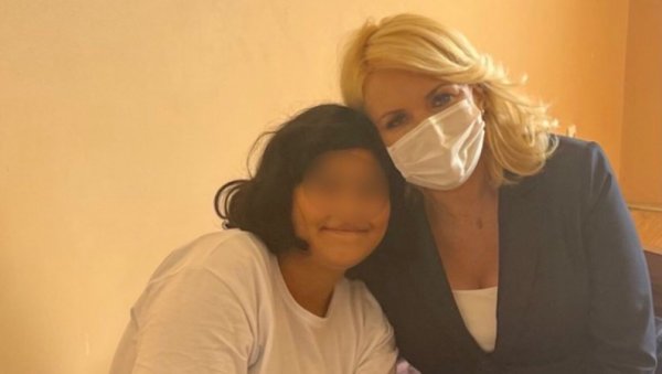 МИНИСТАРКА КИСИЋ У НЕНАЈАВЉЕНОЈ ПОСЕТИ ДОМУ У ШАПЦУ: Новости објављују фотографије и снимак са лица места МИНИСТАРКА КИСИЋ У НЕНАЈАВЉЕНОЈ ПОСЕТИ ДОМУ У ШАПЦУ: Новости објављују фотографије и снимак са лица места