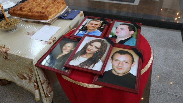 ПЕТ ГОДИНА ОД МАСАКРА У ЖИТИШТУ: Служен парастос за убијене, трагедија која је у црно завила град ПЕТ ГОДИНА ОД МАСАКРА У ЖИТИШТУ: Служен парастос за убијене, трагедија која је у црно завила град