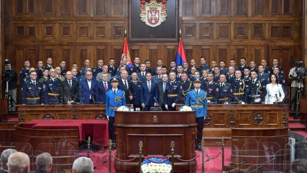МИНИСТАР СТЕФАНОВИЋ У НАРОДНОЈ СКУПШТИНИ: Сви којима смета српски војник, не желе јаку Србију МИНИСТАР СТЕФАНОВИЋ У НАРОДНОЈ СКУПШТИНИ: Сви којима смета српски војник, не желе јаку Србију