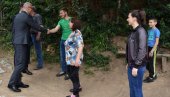 DONIRANI NAMEŠTAJ I BELA TEHNIKA: Rakić i Todić posetili porodicu Milosavljević u selu Crnatovu