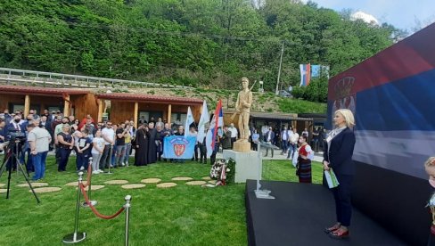 ДРИНА КИЧМА СРПСКОГ РОДА: У селу Читлуку код Зворника, недавно подигнут споменик јунаку са Кошара ДРИНА КИЧМА СРПСКОГ РОДА: У селу Читлуку код Зворника, недавно подигнут споменик јунаку са Кошара