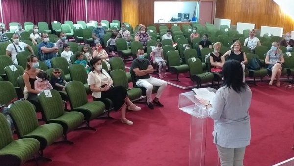 ДА ИМ КУПЕ ОДЕЋУ И ОБУЋУ: Помоћ ромским породицама у Крагујевцу, подељени ваучери за предшколце ДА ИМ КУПЕ ОДЕЋУ И ОБУЋУ: Помоћ ромским породицама у Крагујевцу, подељени ваучери за предшколце