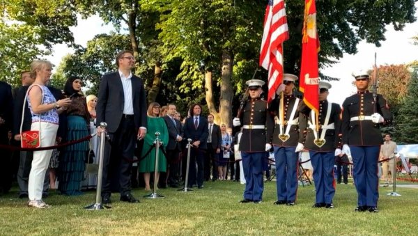 ВУЧИЋ КОД ГОДФРИЈА: Дан независности САД обележен у резиденцији амбасадора (ФОТО/ВИДЕО) ВУЧИЋ КОД ГОДФРИЈА: Дан независности САД обележен у резиденцији амбасадора (ФОТО/ВИДЕО)