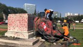 БЕС СРУШИО СПОМЕНИКЕ: Страдале статуе британских краљица Викторије и Елизабете Друге БЕС СРУШИО СПОМЕНИКЕ: Страдале статуе британских краљица Викторије и Елизабете Друге