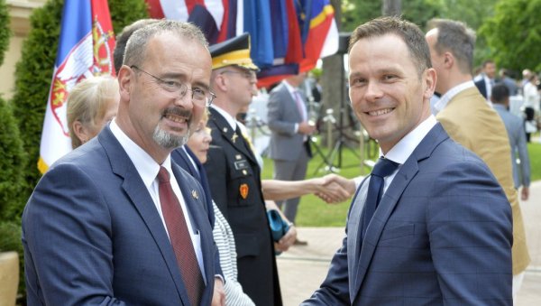 МАЛИ НА ПРИЈЕМУ КОД ГОДФРИЈА: Срећан вам Дан независности! МАЛИ НА ПРИЈЕМУ КОД ГОДФРИЈА: Срећан вам Дан независности!
