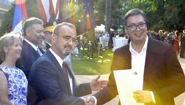 ГОДФРИ СЕ ЗАХВАЛИО ВУЧИЋУ: Растуће партнерство Србије и САД ГОДФРИ СЕ ЗАХВАЛИО ВУЧИЋУ: Растуће партнерство Србије и САД