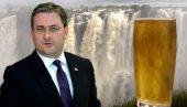 СЕЛАКОВИЋ ПРОБАО ЈЕДИНСТВЕНО ПИВО НА СВЕТУ: Шеф српске дипломатије у Замбији окусио Викторијине водопаде (ФОТО)