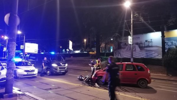 САОБРАЋАЈНА НЕСРЕЋА НА БАНОВОМ БРДУ: Судар аутомобила и мотора, једна особа хитно превезена у Ургентни центар САОБРАЋАЈНА НЕСРЕЋА НА БАНОВОМ БРДУ: Судар аутомобила и мотора, једна особа хитно превезена у Ургентни центар