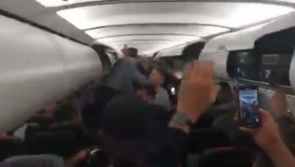 ШОУ ИТАЛИЈАНА У АВИОНУ: Посветили победу повређеном Спинацоли (ВИДЕО) ШОУ ИТАЛИЈАНА У АВИОНУ: Посветили победу повређеном Спинацоли (ВИДЕО)