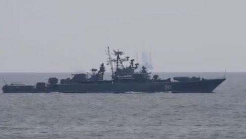 АМЕРИКАНЦИ СНИМАЛИ РУСЕ КАКО ИЗВОДЕ ВОЈНЕ ВЕЖБЕ: Записи направљени са америчког разарача у Црном мору (ВИДЕО) АМЕРИКАНЦИ СНИМАЛИ РУСЕ КАКО ИЗВОДЕ ВОЈНЕ ВЕЖБЕ: Записи направљени са америчког разарача у Црном мору (ВИДЕО)