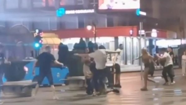 ДЕТАЉИ УЛИЧНЕ ТУЧЕ У НИШУ: Међу повређенима и Немац - ударали се и јурили по целом тргу (УЗНЕМИРУЈУЋИ ВИДЕО) ДЕТАЉИ УЛИЧНЕ ТУЧЕ У НИШУ: Међу повређенима и Немац - ударали се и јурили по целом тргу (УЗНЕМИРУЈУЋИ ВИДЕО)